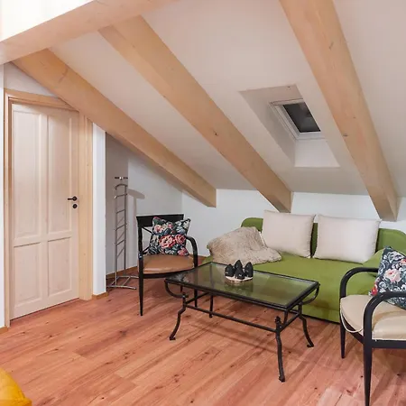 U Královské Mincovny V Podkroví - Attic Apartmán